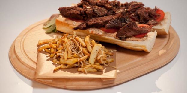 бургер с говяжьей грудинкой и овощами фри