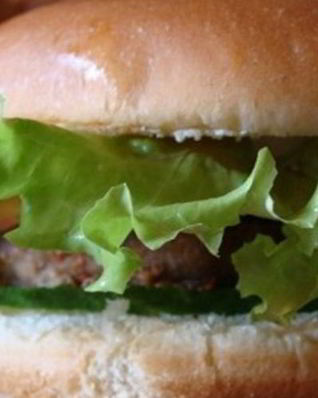 Бургер с говяжьей котлетой и маринованными огурчиками