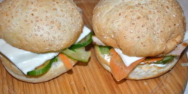 бургер с индейкой и сочными овощами