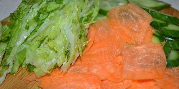 бургер с индейкой и сочными овощами