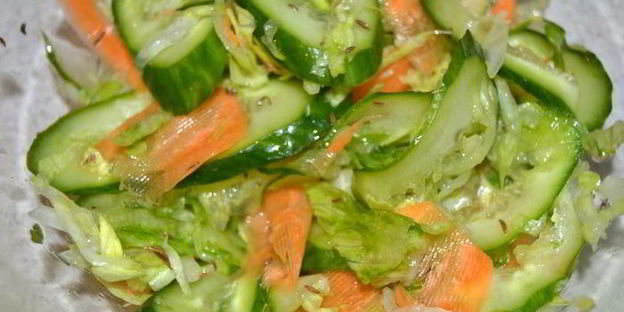 бургер с индейкой и сочными овощами