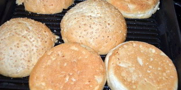 бургер с индейкой и сочными овощами