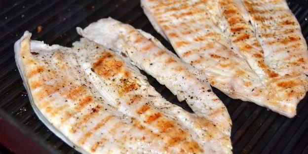 бургер с индейкой и сочными овощами