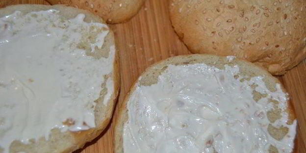 бургер с индейкой и сочными овощами