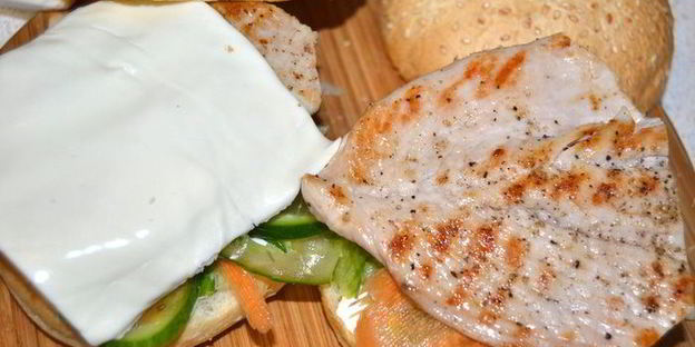 бургер с индейкой и сочными овощами