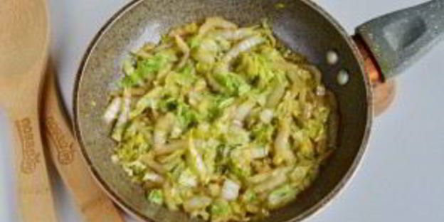 бургер с индейкой в азиатском стиле