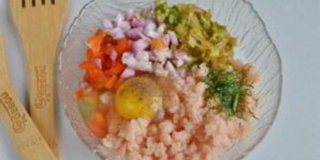 бургер с индейкой в азиатском стиле