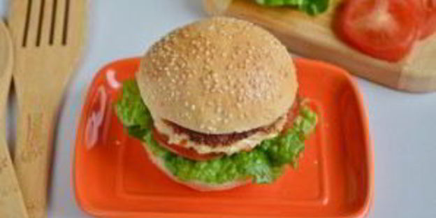 бургер с индейкой в азиатском стиле