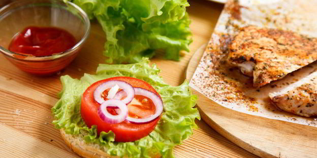 бургер с куриной грудкой