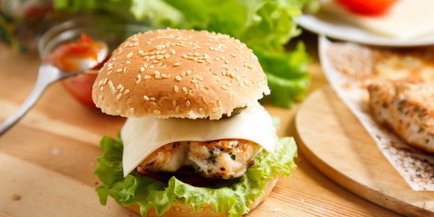 бургер с куриной грудкой