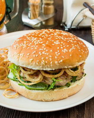 Бургер с куриной котлетой и малосольными огурчиками