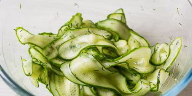 бургер с куриной котлетой и малосольными огурчиками