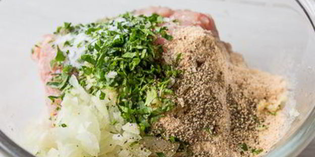 бургер с куриной котлетой и малосольными огурчиками