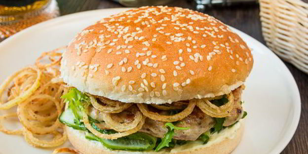 бургер с куриной котлетой и малосольными огурчиками