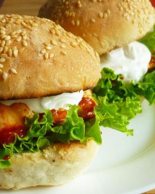 Бургер с курицей и соусом из голубого сыра