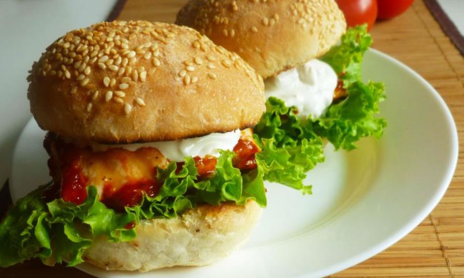 Рецепт бургера с курицей и соусом из голубого сыра