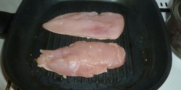 бургер с курицей и соусом из голубого сыра