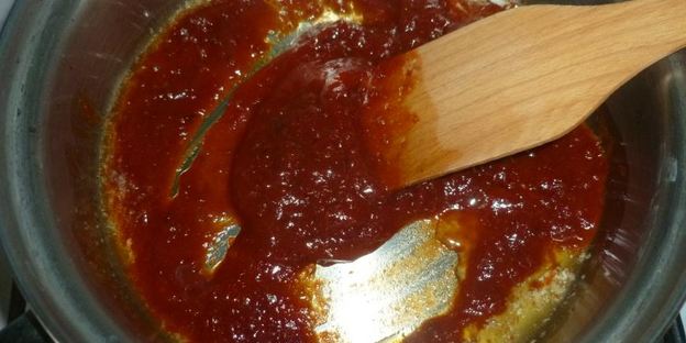 бургер с курицей и соусом из голубого сыра