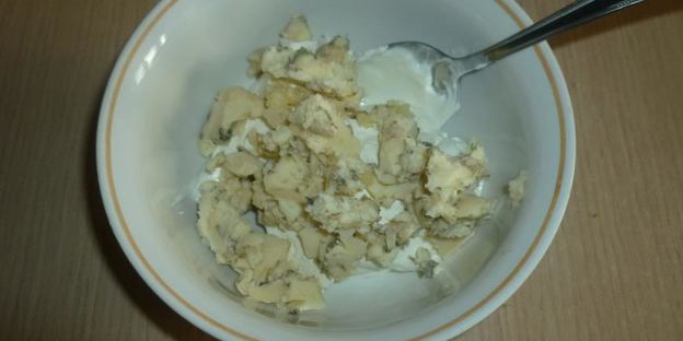 бургер с курицей и соусом из голубого сыра