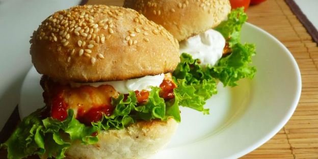 бургер с курицей и соусом из голубого сыра