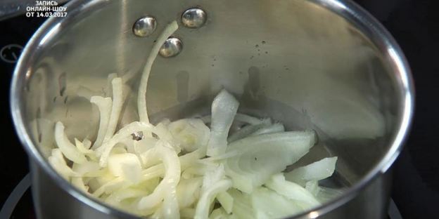 бургер с луковым конфитюром и соусом блю-чиз