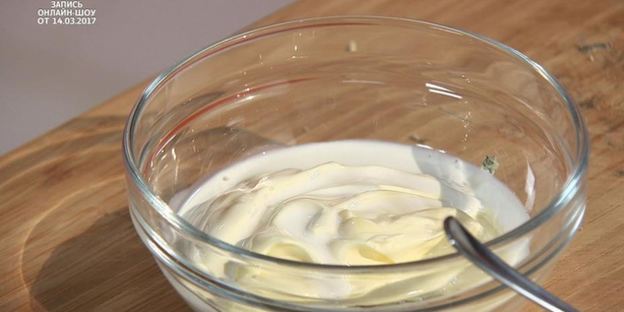 бургер с луковым конфитюром и соусом блю-чиз