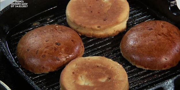 бургер с луковым конфитюром и соусом блю-чиз