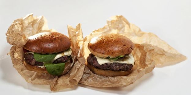 бургер с луковым конфитюром и соусом блю-чиз