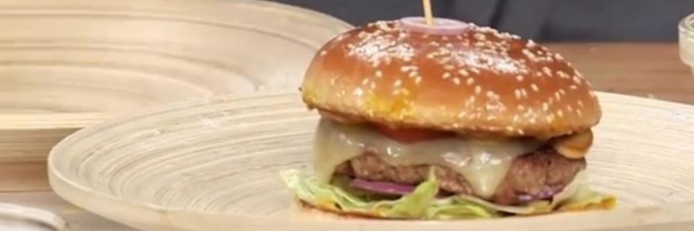 Бургер с цесаркой и медовым соусом