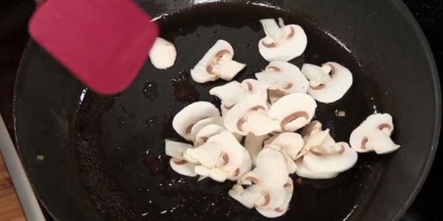 бургер с цесаркой и медовым соусом