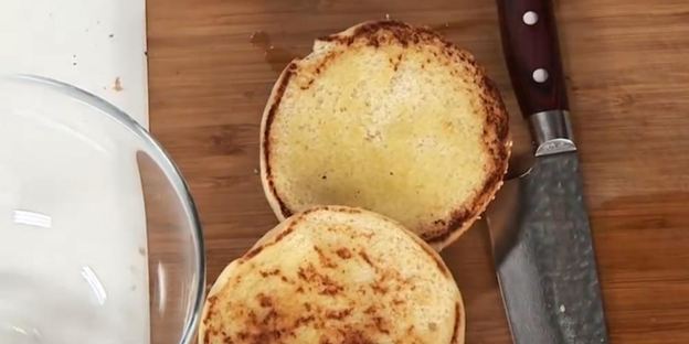 бургер с цесаркой и медовым соусом