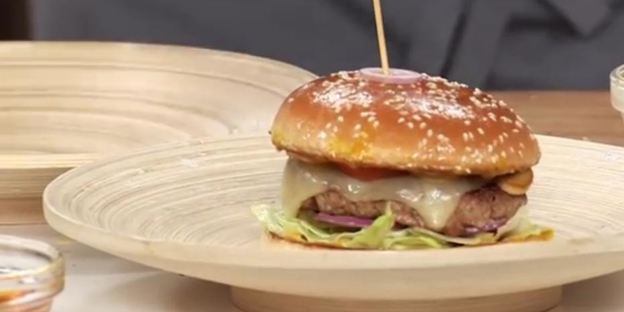 бургер с цесаркой и медовым соусом