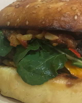 Бургер солнечный с баклажаном и помидорами