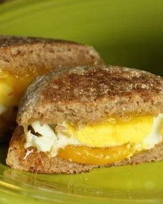 Бургеры с печеным яйцом и сыром