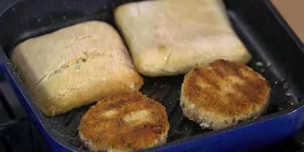 бургеры с семгой и огурцом