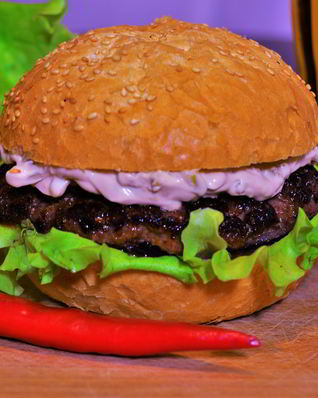 Гамбургер с греческим соусом Тирокафтери