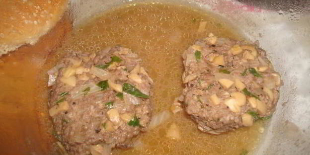 гамбургер с грибами и белым вином