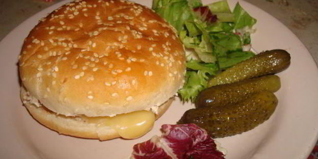 гамбургер с грибами и белым вином