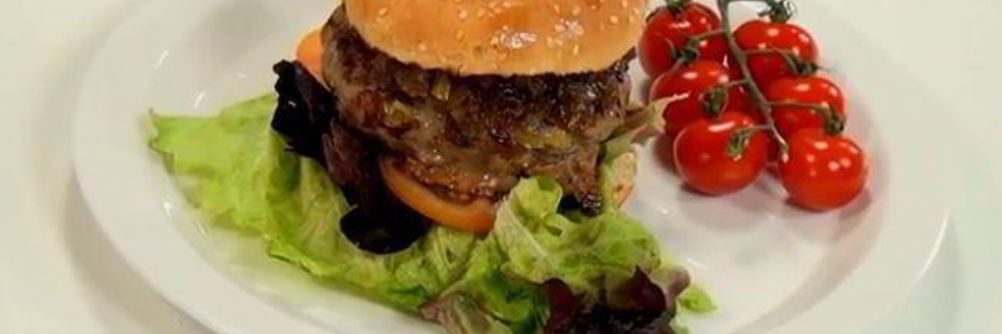 Гамбургер с карамелизованным луком