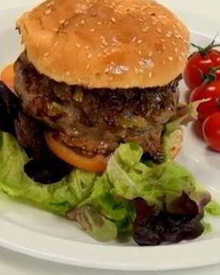 Гамбургер с карамелизованным луком