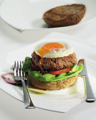 Гамбургер с соусом тартар