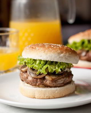 Гамбургеры с голубым сыром и грибами