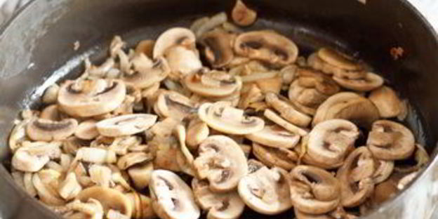 гамбургеры с голубым сыром и грибами