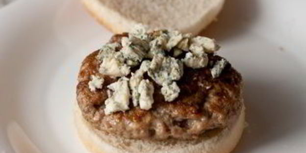гамбургеры с голубым сыром и грибами