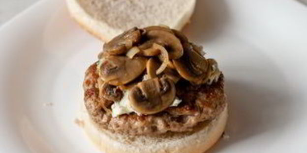 гамбургеры с голубым сыром и грибами