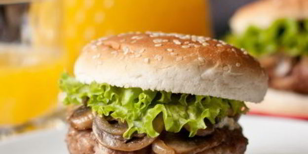 гамбургеры с голубым сыром и грибами