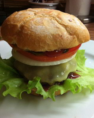 Гамбургеры с овощами и сыром