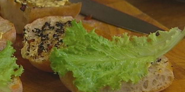 гамбургеры с ягнятиной, сладким перцем и базиликом