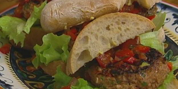 гамбургеры с ягнятиной, сладким перцем и базиликом