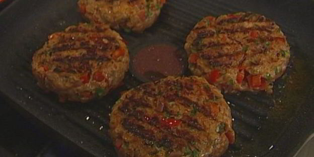 гамбургеры с ягнятиной, сладким перцем и базиликом